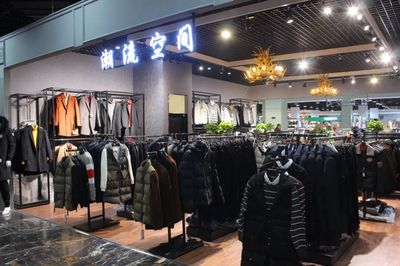 突發(fā)！城陽商場服裝鞋包大拋售潮來襲，消費(fèi)者迎來購物狂歡